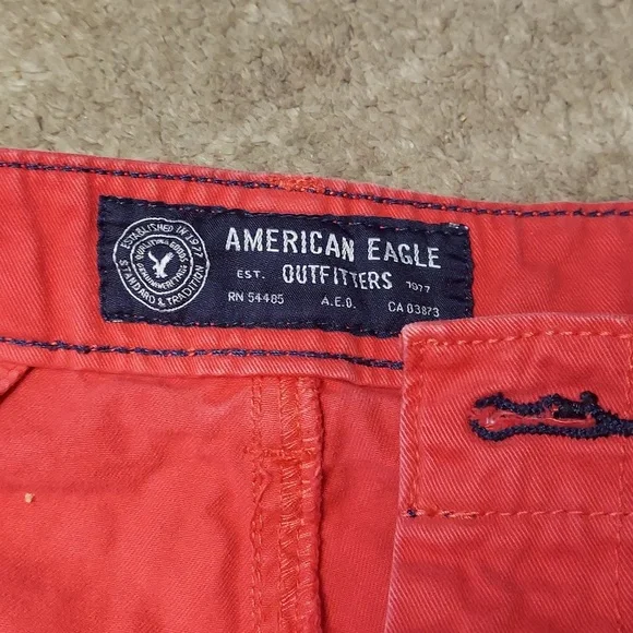 American Eagle Outfitters Men's Red Flat Front Shorts - Picture 2 of 7